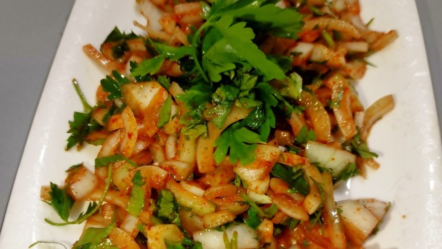 Maydanozu Bol Olsun: Toz Biberli Soğan Salatası