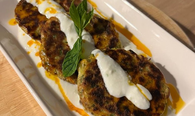 Yağ Çekmeden: Yoğurt Soslu Mücver