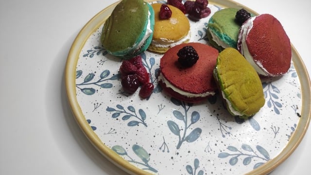 Pankek Hamurundan: Renkli Süt Burger
