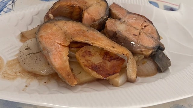 En Kolay Balık Tarifi: Tavada Sebzeli Somon