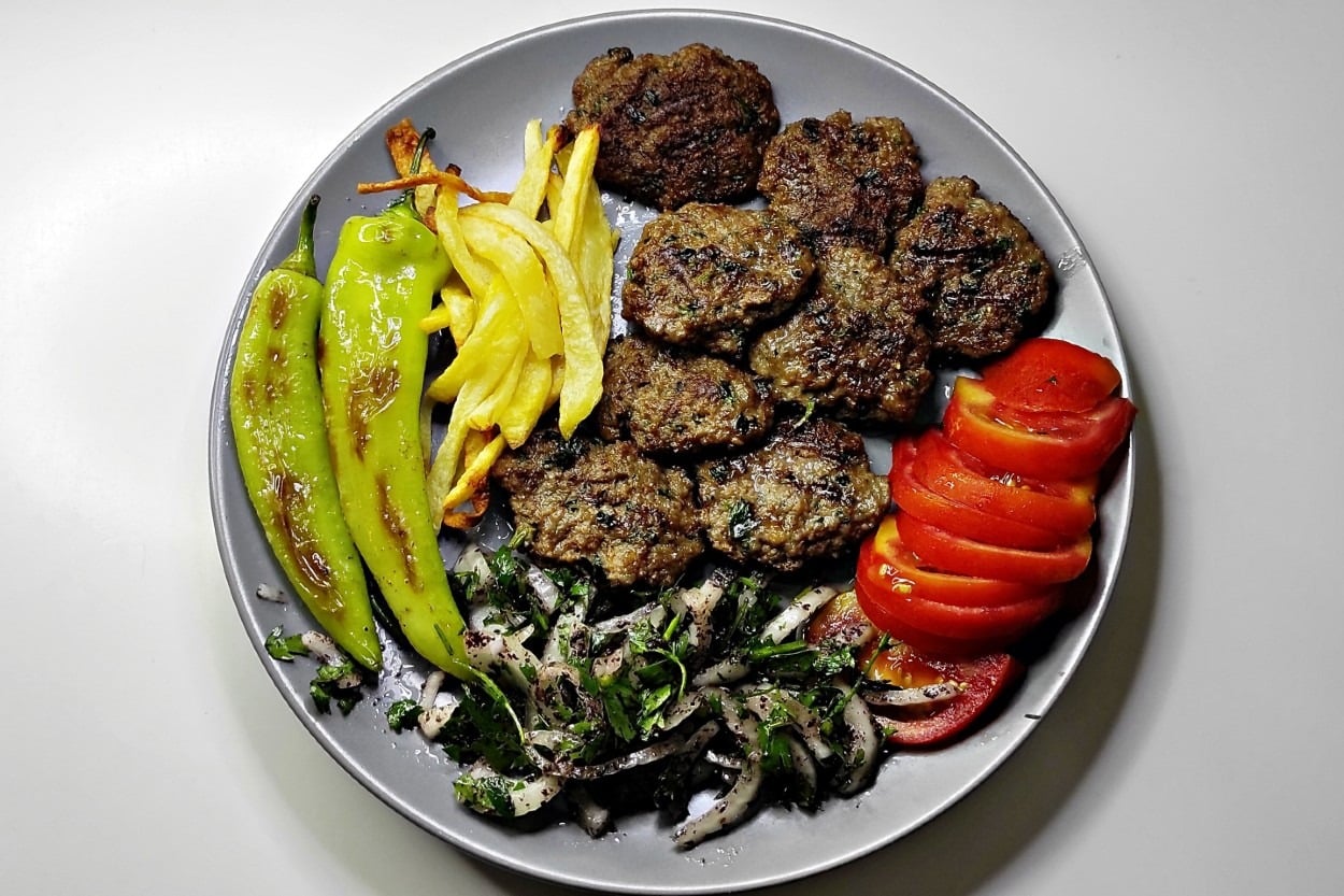 Az Malzemeli: Akçaabat Köftesi