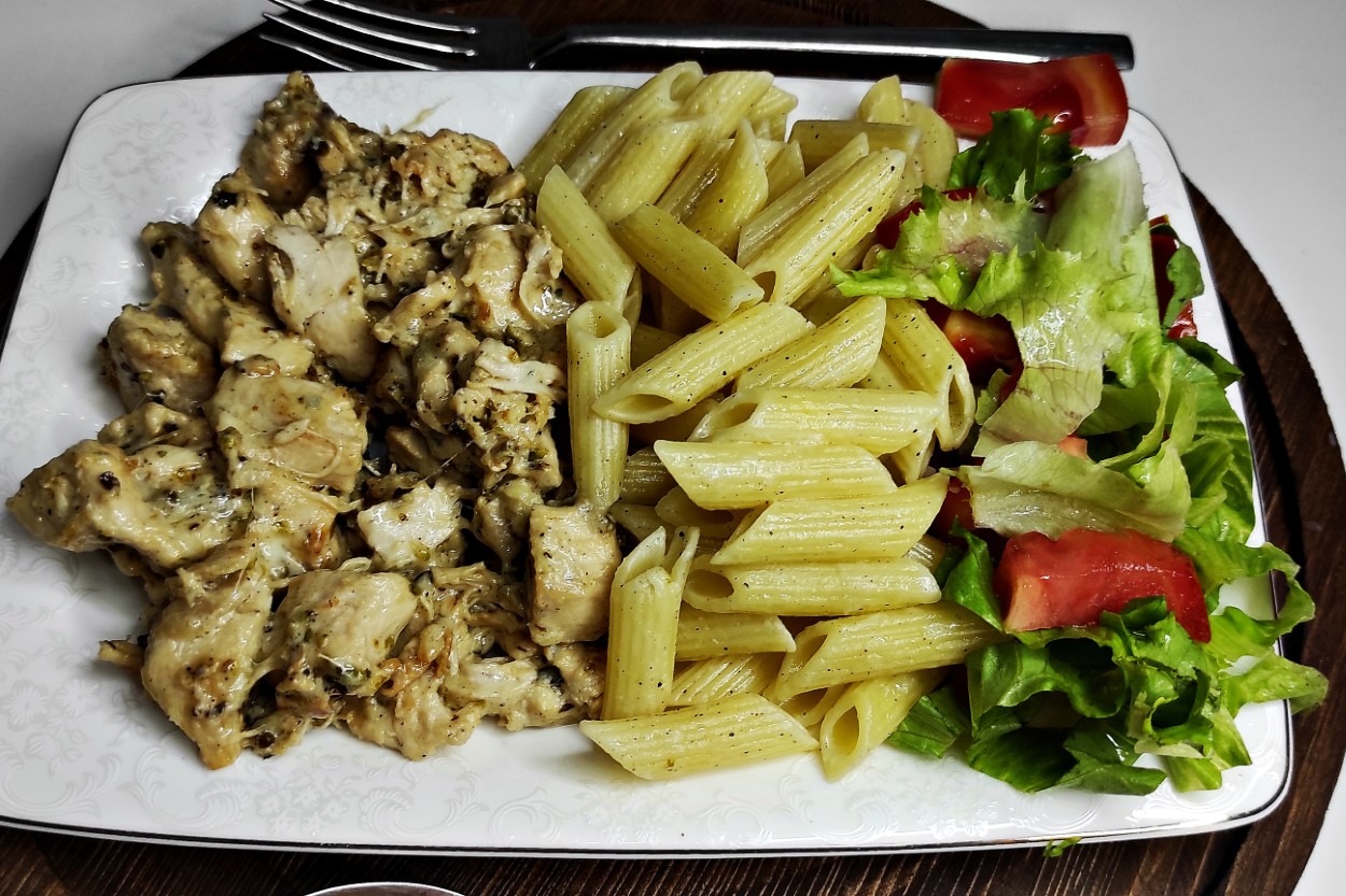 Yanında Makarna ve Salata Tarifiyle: Kekikli Tavuk