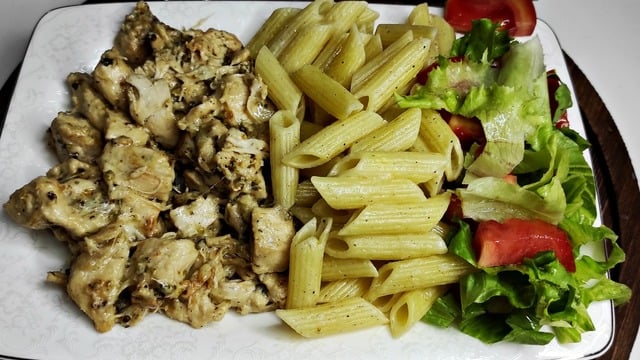 Yanında Makarna ve Salata Tarifiyle: Kekikli Tavuk