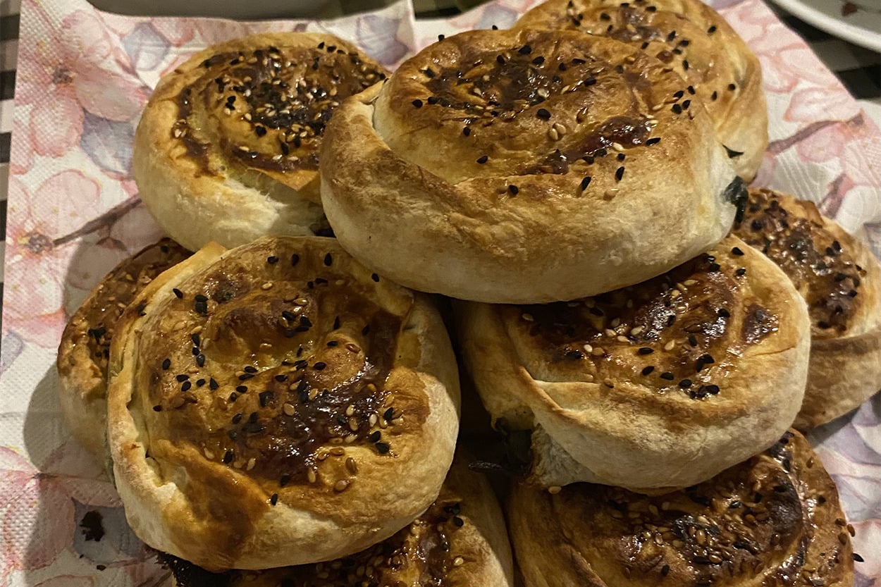 Yazın Hafifliği Sofranızda: Ispanaklı Peynirli Gül Böreği
