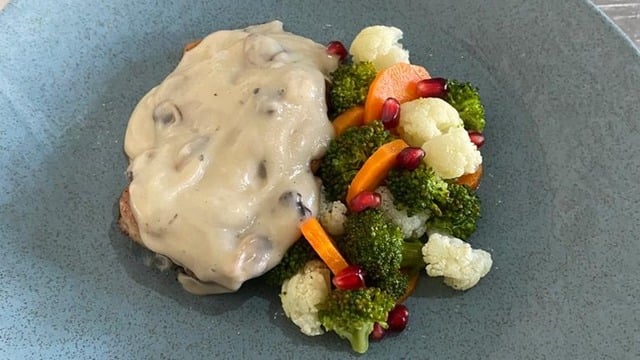 Şık Sofralara: Mantarlı Veloute Soslu Izgara Tavuk