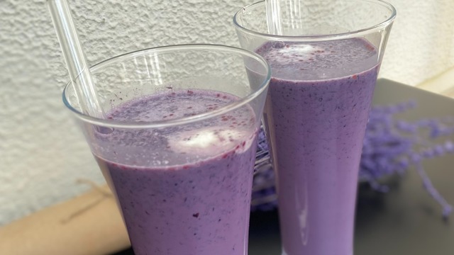 Taze Meyvelerle: Karadutlu Milkshake