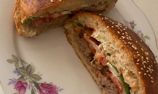 Soslar Eşliğinde: Ev Yapımı Hamburger