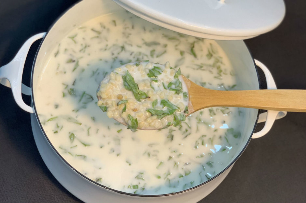 Sıcak Havaların Vazgeçilmezi: Soğuk Ayran Aşı Çorbası
