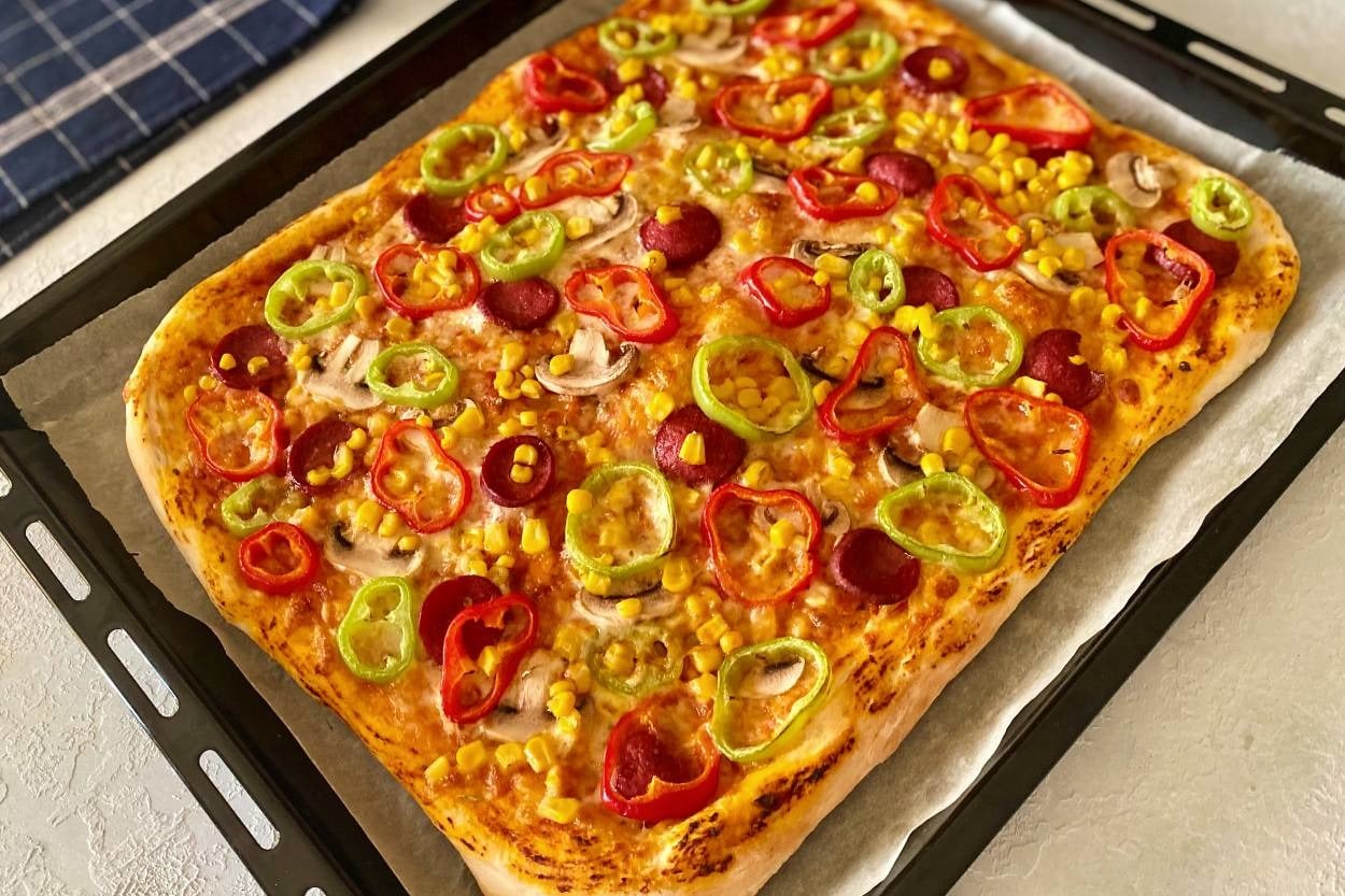 En Pratiği: Ekmek Hamurundan Tepsi Pizzası