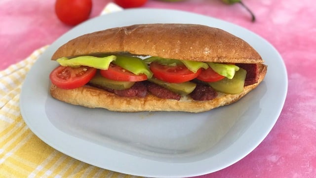 Acıktığın Her An: Ekmek Arası Sucuk