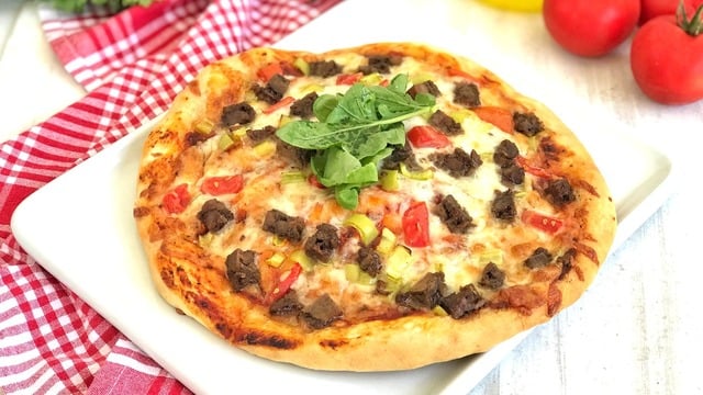 Şahane Hamuruyla: Kavurmalı Pizza