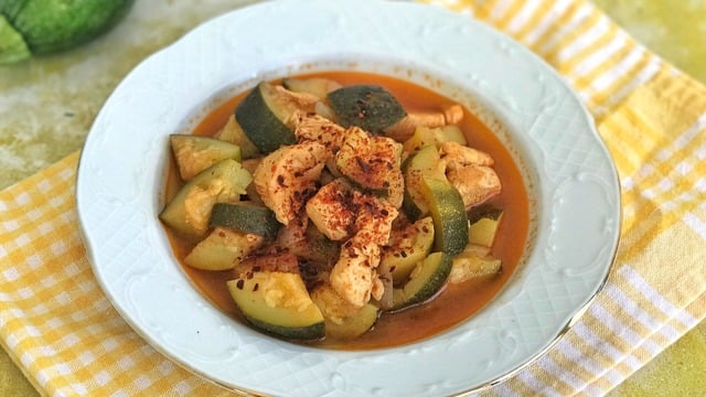 Sebze Yemeye Bahane: Tavuklu Kabak Yemeği