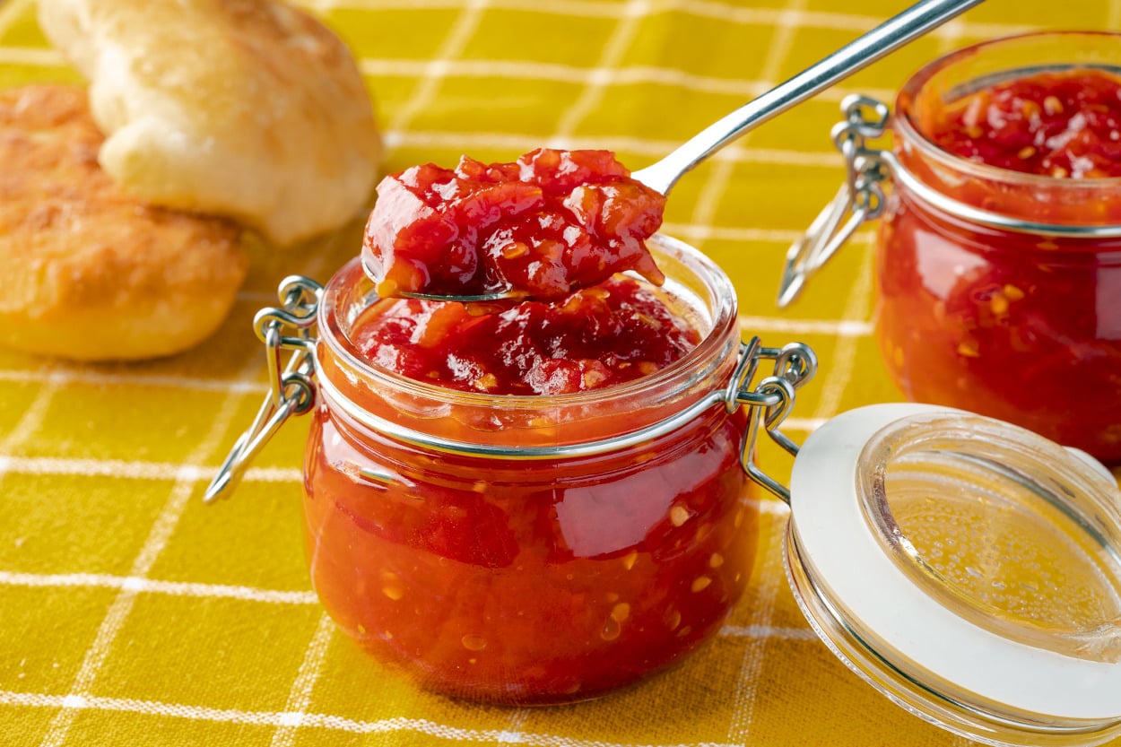 Kızarmış Ekmekle: Domates Marmelatı