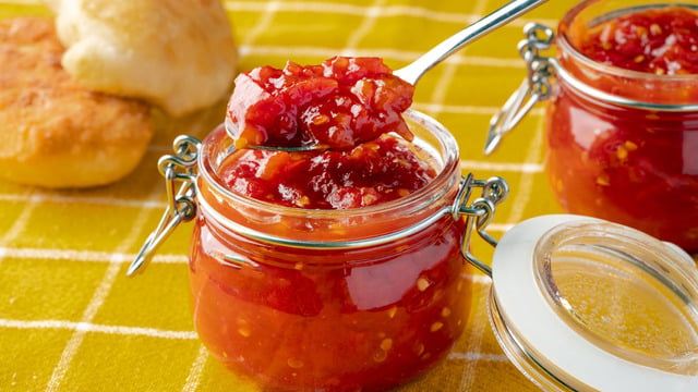 Kızarmış Ekmekle: Domates Marmelatı