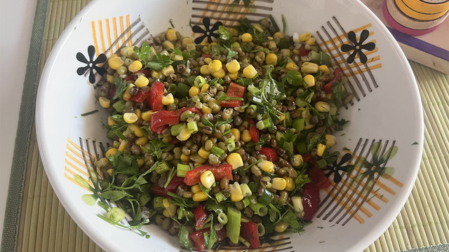 Çok Doyurucu: Maş Fasulye Salatası