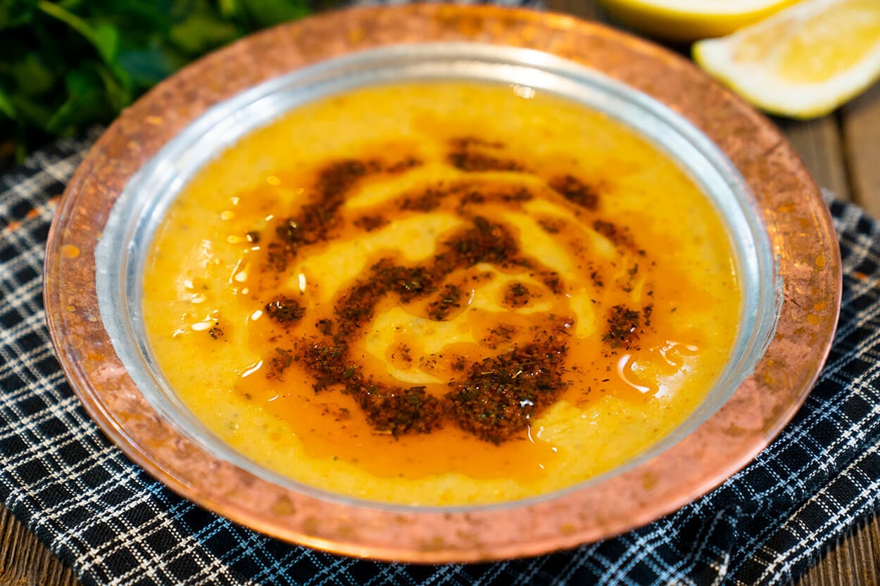 Sofraların Vazgeçilmezi: Soslu Mercimek Çorbası
