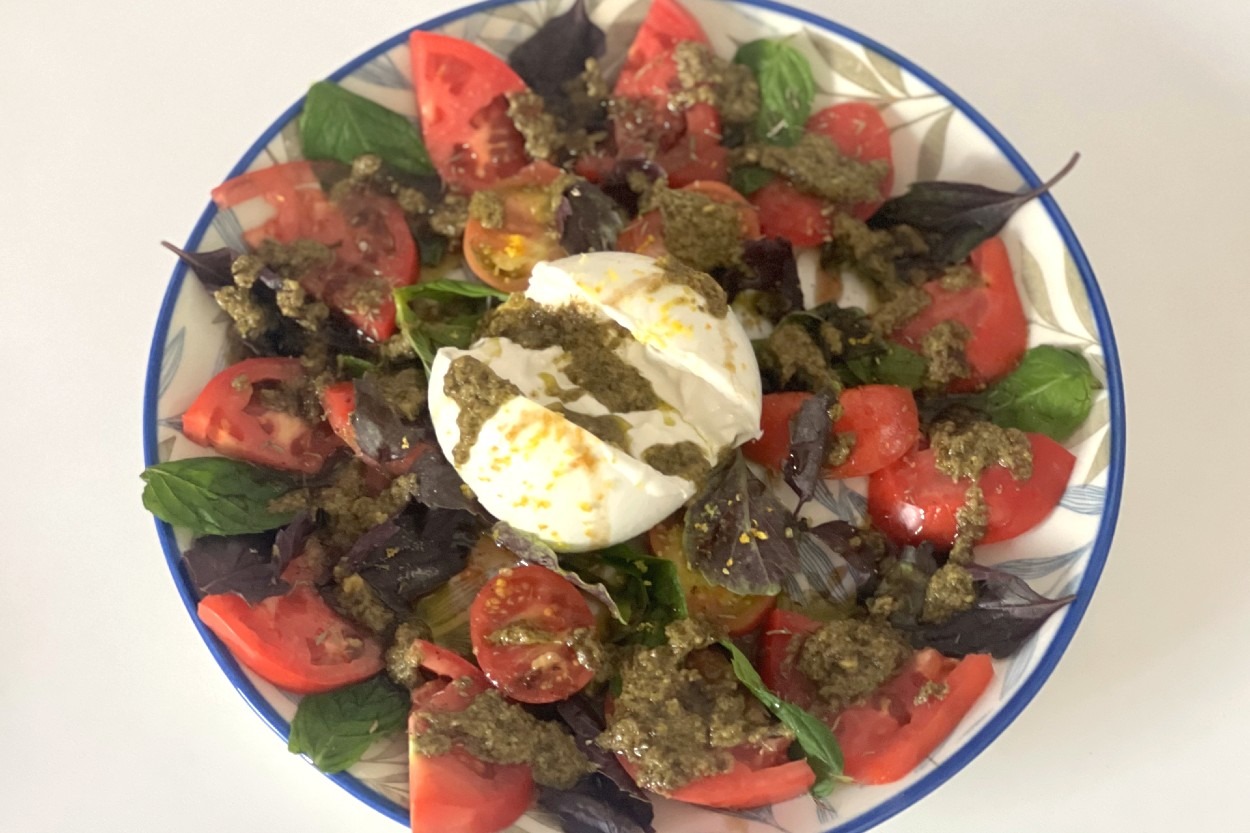 Reyhan Kokar: Burrata Peynirli Yaz Salatası