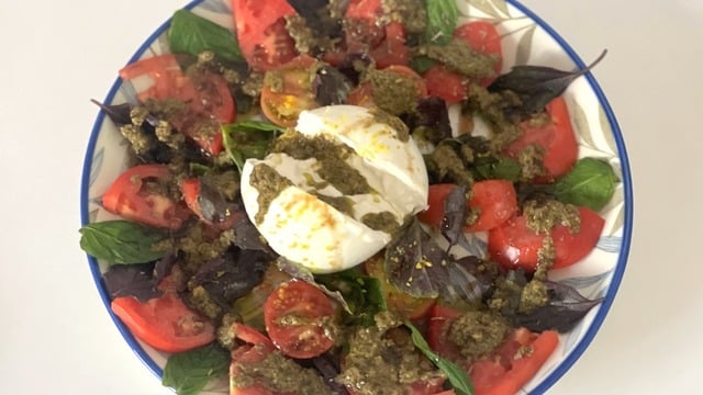 Reyhan Kokar: Burrata Peynirli Yaz Salatası
