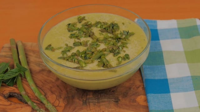 9-12 Aylık Bebeklere Özel: Parmesanlı Kuşkonmaz Çorbası
