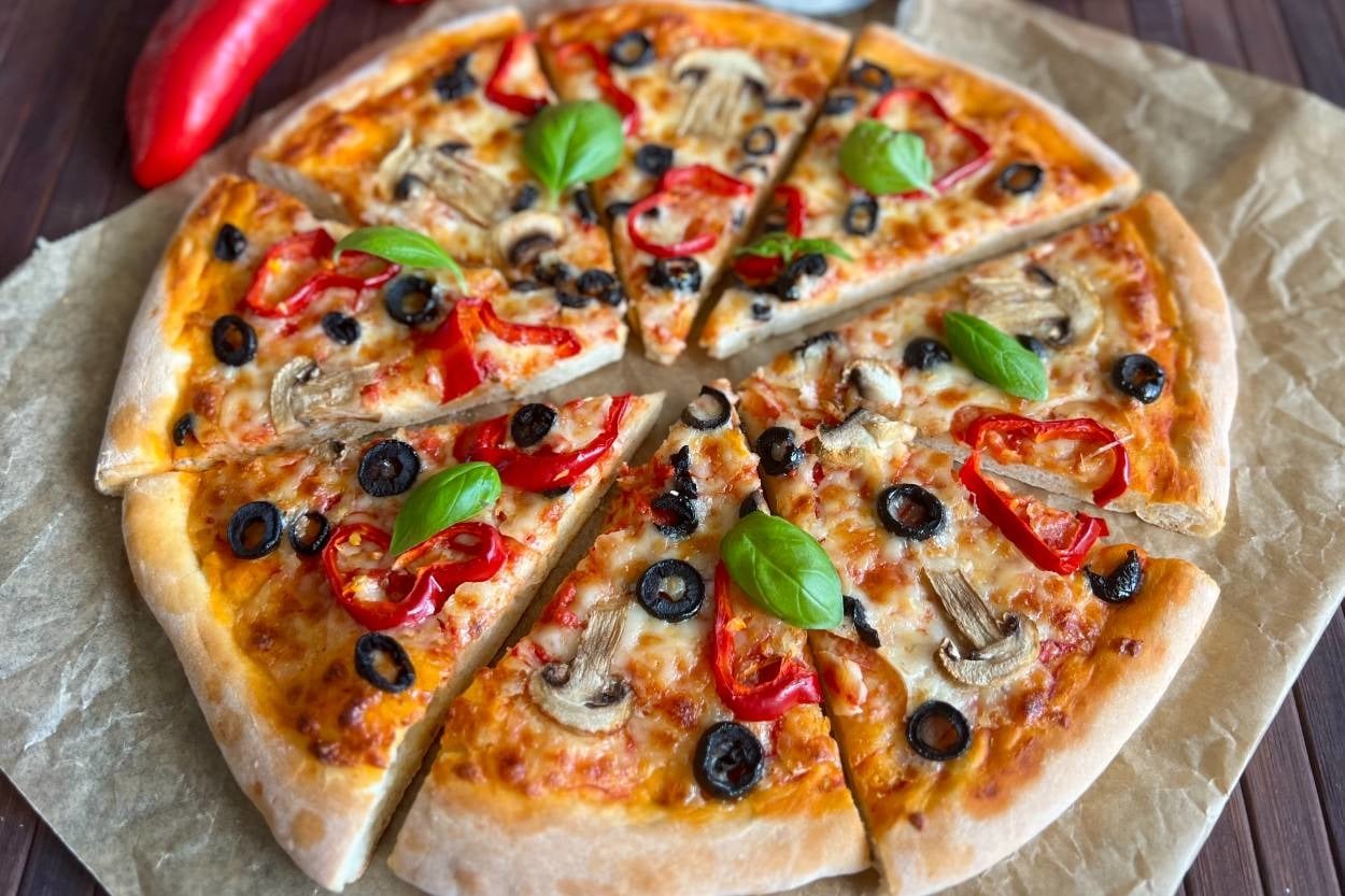 Bol Malzemeli: Akdeniz Pizzası