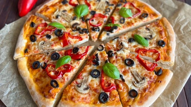 Bol Malzemeli: Akdeniz Pizzası