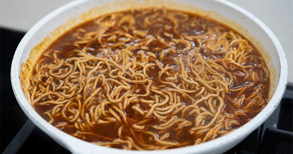 acili-noodle-asama4-yemekcom