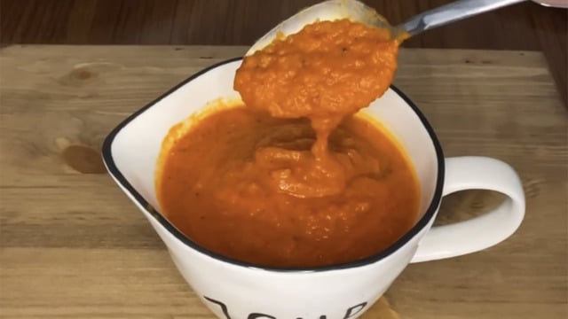 Birçok Yemeğe Yakışır: Köz Biberli Domatesli Sos