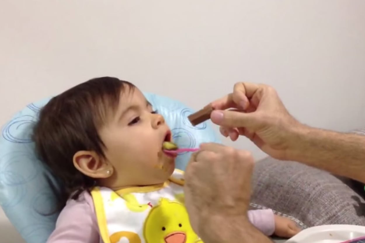 Küçük Kızını Çikolatayla Kandırıp Mama Veren Zalım Baba
