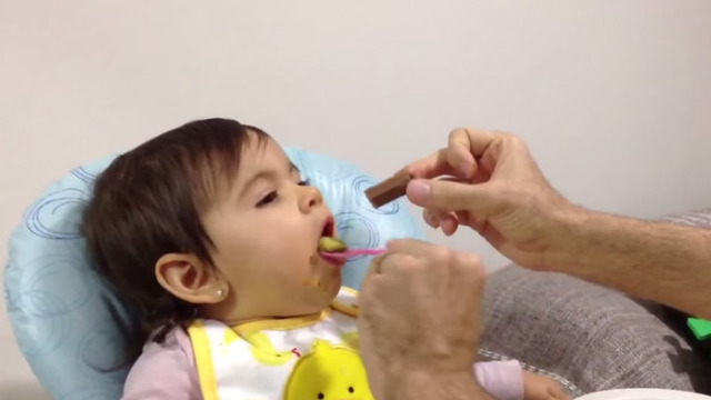 Küçük Kızını Çikolatayla Kandırıp Mama Veren Zalım Baba