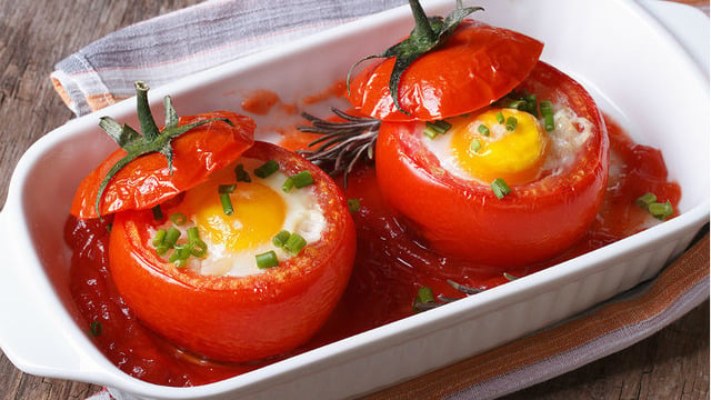 Sahanı Rafa Kaldırın: Yumurtalı Domates Dolması