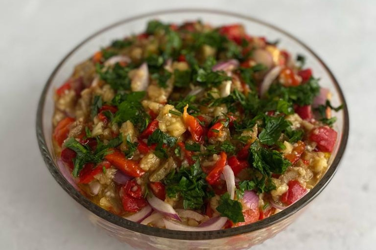 İştah Açar: Köz Patlıcan ve Biber Salatası
