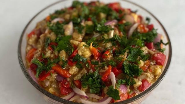 İştah Açar: Köz Patlıcan ve Biber Salatası