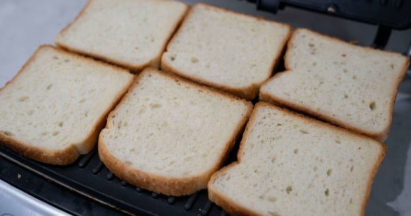 kasarli-tost-asama1-yemekcom