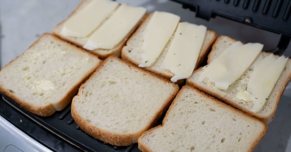 kasarli-tost-asama2-yemekcom