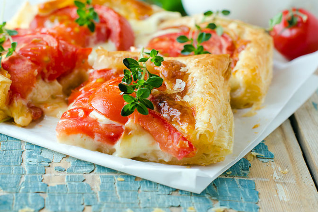 Basit Matematik: Milföy Hamurundan Domatesli Kolay Tart