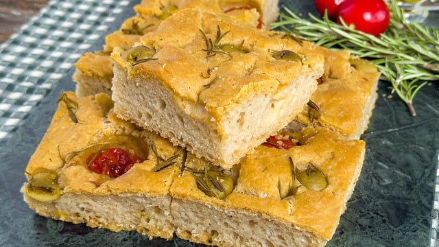 İtalyan Pidesi: Focaccia Ekmeği