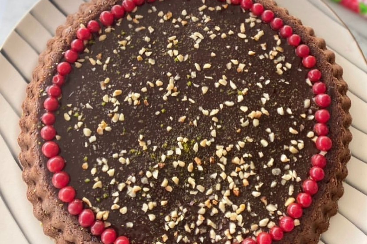 Çikolata Soslu: Muzlu Tart Kek