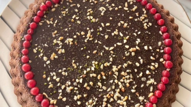 Çikolata Soslu: Muzlu Tart Kek