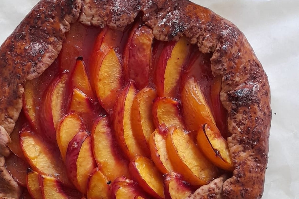 Görüntüsüne Bayılacaksınız: Rafine Şekersiz Şeftalili Galette 