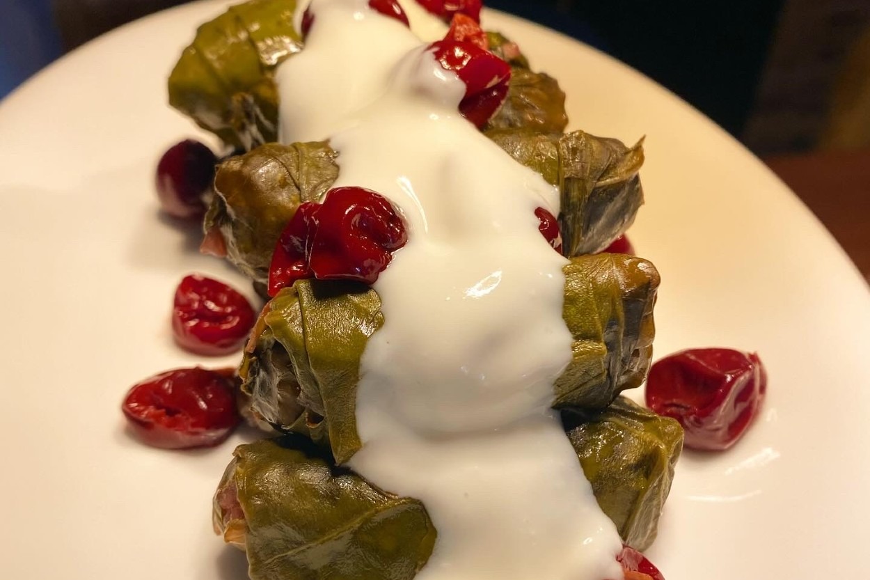Yaprak Sarmaya Rakip: Vişneli Pazı Sarma