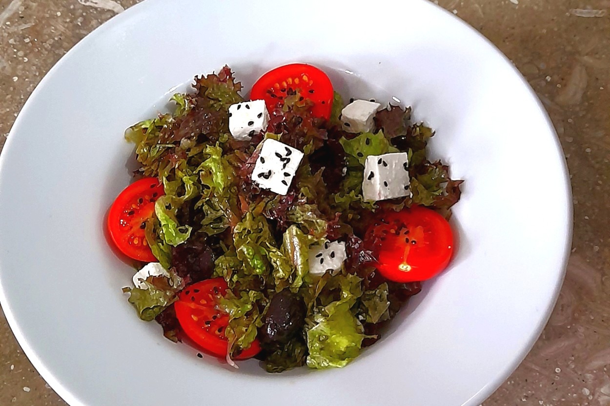 Peynirsiz Olmaz: Akdeniz Salatası