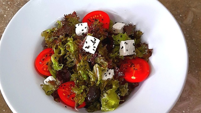 Peynirsiz Olmaz: Akdeniz Salatası