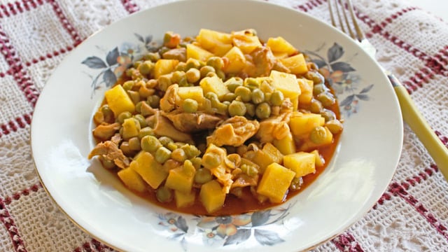 Yanına da Bir Pilav: Tavuklu Bezelye Yemeği