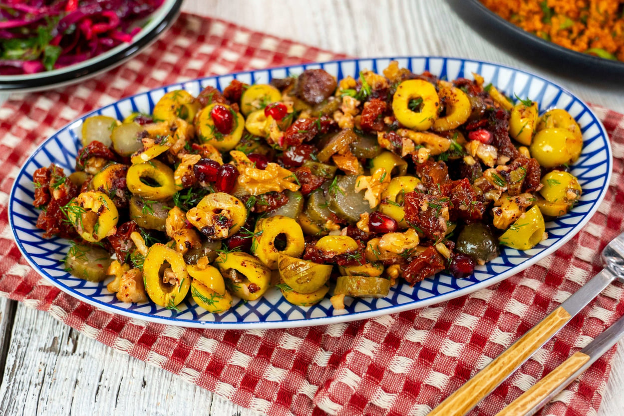 Sumaklı Sosu Enfes: Zeytin Mezesi