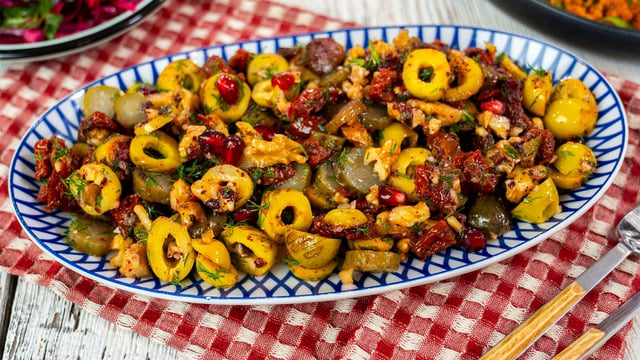 Sumaklı Sosu Enfes: Zeytin Mezesi