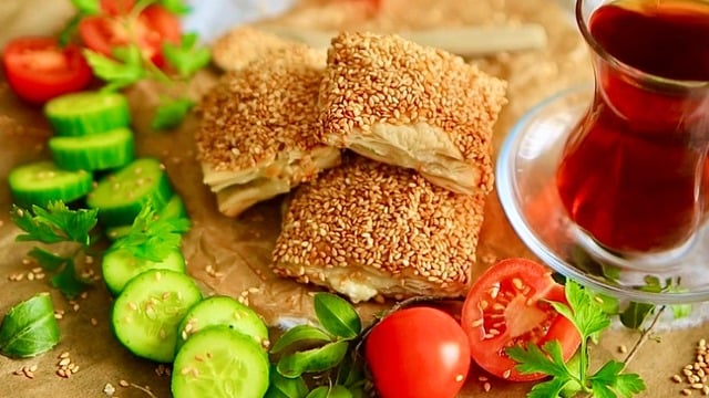 Simit Tadında: Susamlı Çıtır Milföy