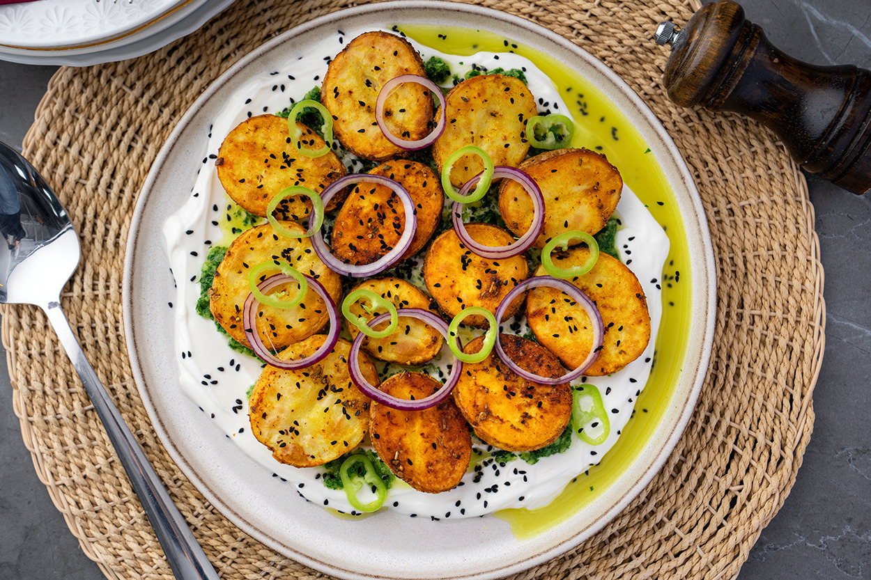Fırından Sofraya: Yeşil Soslu Baharatlı Bebek Patates
