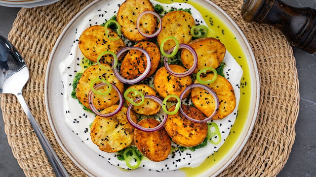 Fırından Sofraya: Yeşil Soslu Baharatlı Bebek Patates