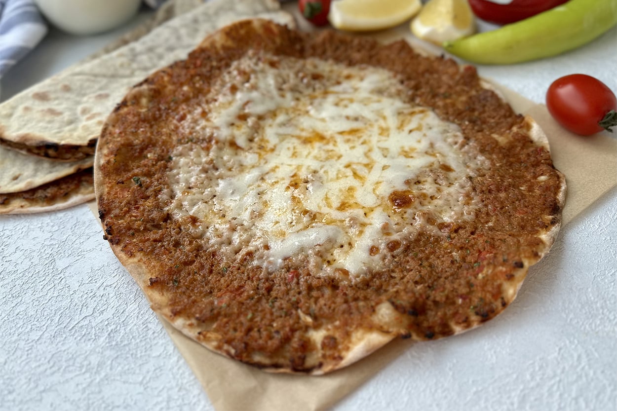Orijinalinden Daha Güzel: Kaşarlı Lahmacun