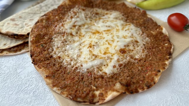 Orijinalinden Daha Güzel: Kaşarlı Lahmacun